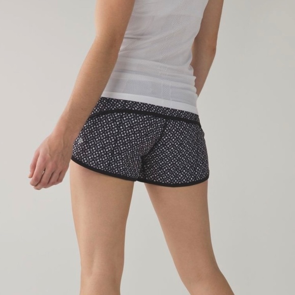 1047 lululemon Run: Speed Short - Size 4 - Black/White Dottie Eyelet Pattern - Picture 5 of 15